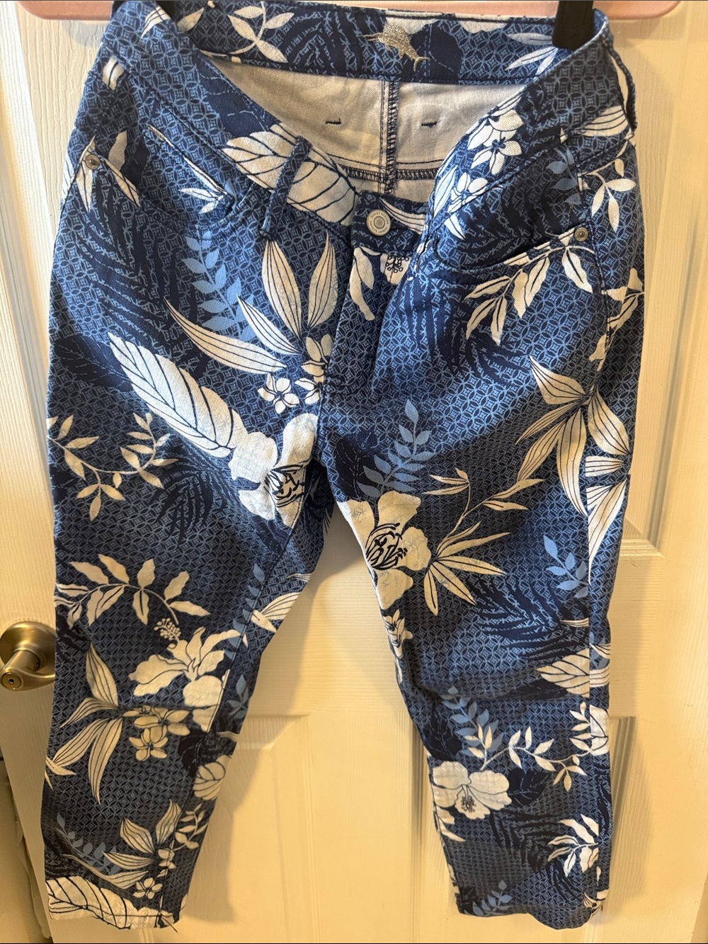 TERRIFIC Tommy Bahama Blue & White Floral Cropped Jeans
